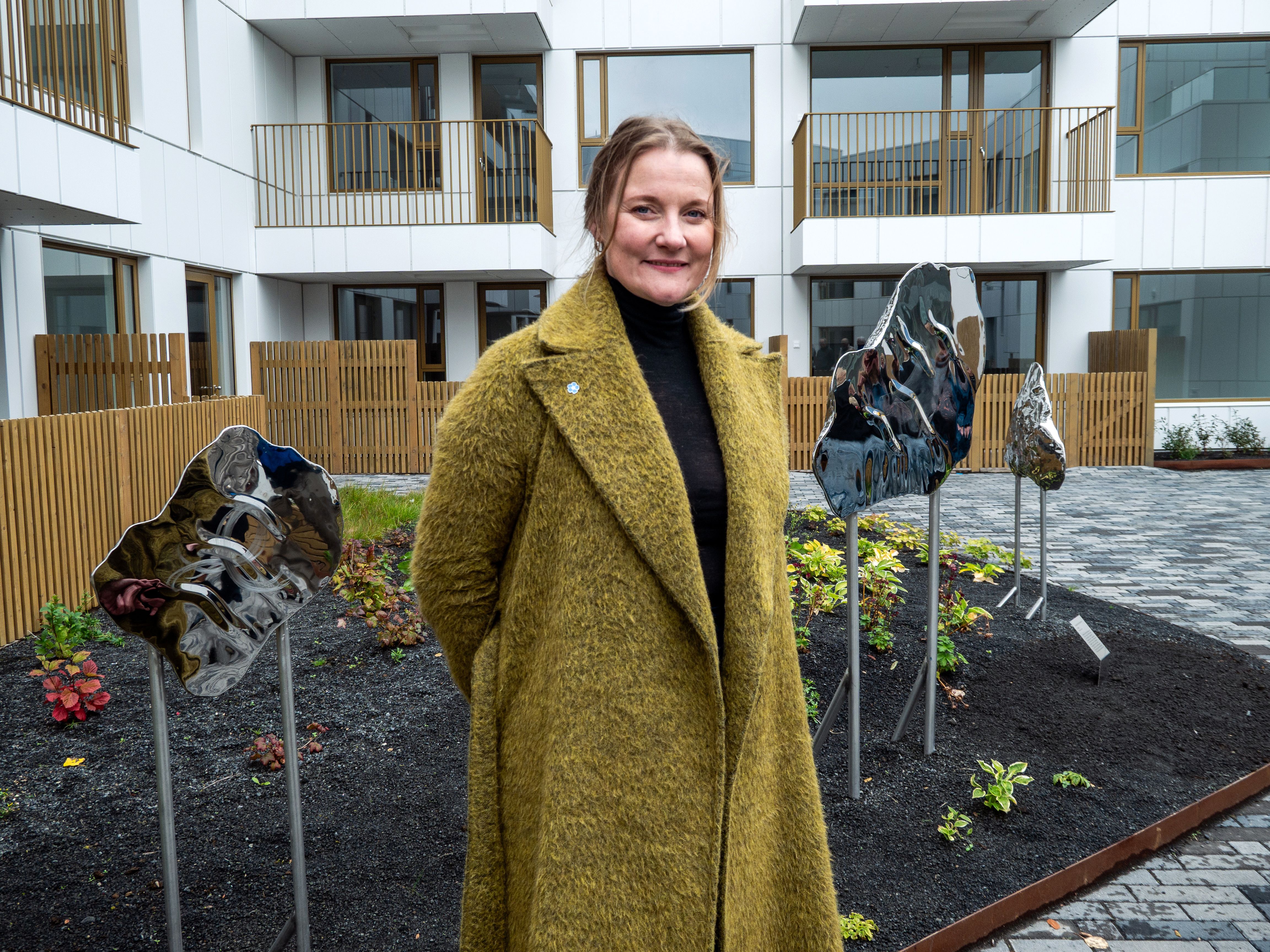 Elísabet Brynhildardóttir við verkið Pollar