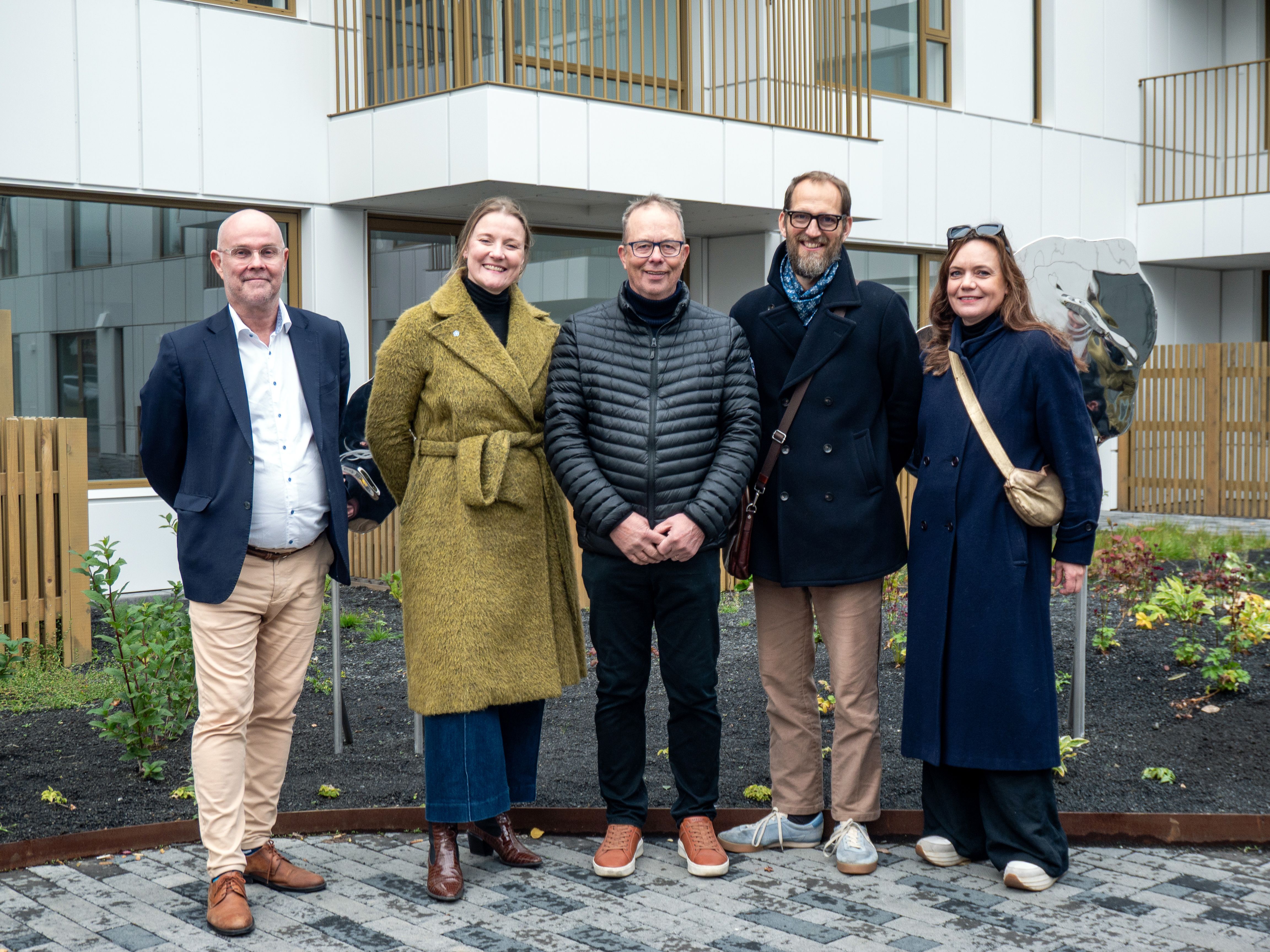 Frá vinstri: Jónas Þór Jónasson, lóðarhafi í Borgartúni, Elísabet Brynhildardóttir, myndlistarkona, Ísleifur Friðriksson, stálsmiður, Markús Þór Andrésson, safnstjóri, Sigrún Inga Hrólfsdóttir, verkefnastjóri listaverka í almannarými á uppbyggingarreitum.